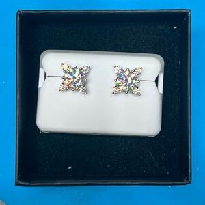 🆕 Stunning 2ctwt Moissanite Stud Earrings Set in Sterling Silver.